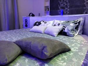 阿西西Assisi Luxury SPA Suite的一张大床,上面有两个枕头