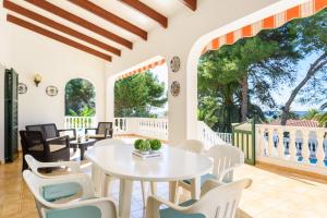圣托马斯Villa Canela b11的一间配备有白色桌椅的用餐室