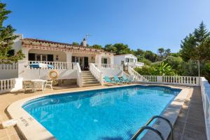 圣托马斯Villa Canela b11的一座带游泳池和房子的别墅