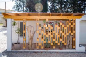 卢斯Casa da Montanha的木亭,里面种有植物和树木