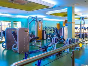 戈特Lady Gregory Hotel, Leisure Club & Beauty Rooms的健身房设有数台跑步机和有氧运动器材