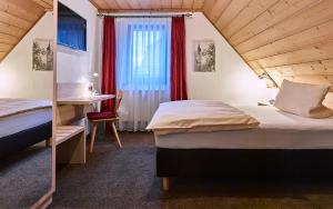 Schillingsfürst阿德勒宾馆的酒店客房设有两张床和窗户。
