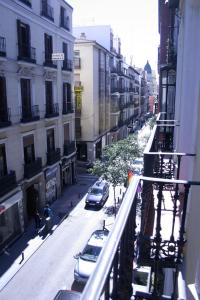 马德里西班牙大街公寓的享有城市街道的景色,设有停车位