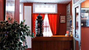 里昂卢米埃尔酒店的一间设有红色窗帘的窗户的客房