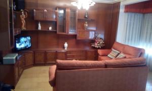 乌贝达Excelente apartamento 3 hab的带沙发和电视的客厅