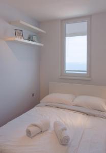 科佩尔Razgled/The View的窗户客房内的一张白色床