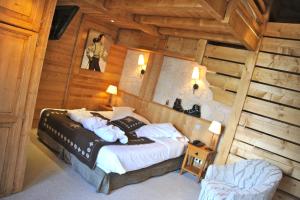 拉克吕萨Hôtel Chalet Alpage的小木屋内一间卧室,配有一张床