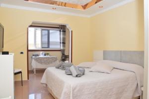 马斯帕洛马斯B&B Paraiso del Sol的一间卧室设有两张床、一张桌子和一个窗口
