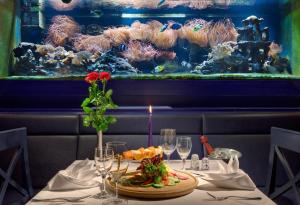 宾茨宾兹斯塔德酒店的餐厅的桌子,有鱼缸