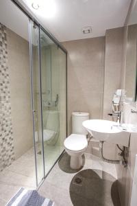 罗希姆诺艾米利亚公寓式酒店的浴室配有卫生间、盥洗盆和淋浴。