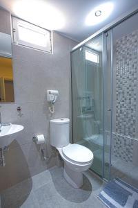 罗希姆诺艾米利亚公寓式酒店的浴室配有卫生间、淋浴和盥洗盆。