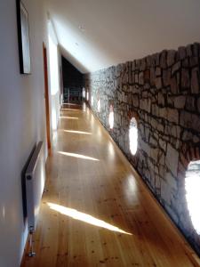 朗福德Augherea House的走廊上设有石墙和硬木地板