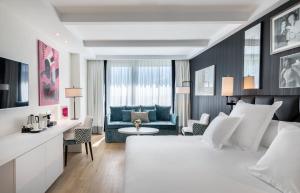 马德里易美吉因巴塞罗酒店&度假村的一间卧室设有一张床和一间客厅。