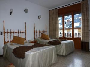 博索斯特加罗纳酒店的带阳台的酒店客房内的两张床