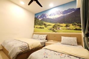 怡保H2H - Swiss Home - Majestic Ipoh的一间带两张床的卧室和山壁画