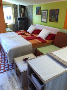 马里博尔Perfect Apartma - massages的客房设有两张床、一张沙发和一张桌子。