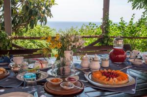 塞勒里古纳塔迪蒙特泰伯乡村民宿的一张桌子,上面有食物,后面有海洋