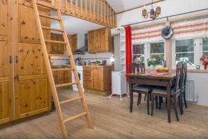 兰德维特Comfortable Cottage at Scenic Lake的厨房配有木桌和梯子