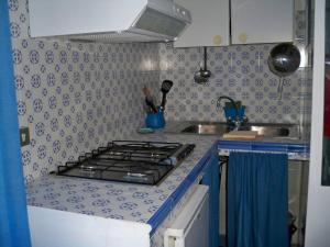 蓬扎L'Isolana Case Vacanza Palma 1的厨房配有炉灶和水槽
