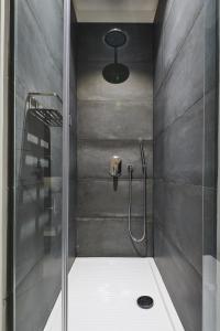 那不勒斯A Casa del Principe LT的浴室里设有玻璃门淋浴