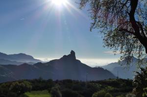 克鲁兹·德·特赫达Mountain Hostel Finca La Isa的享有高山和天空的阳光