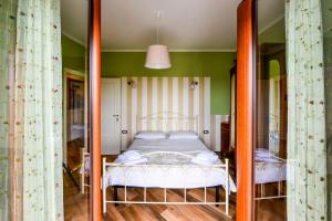 马丁纳弗兰卡B&B Sogno di Valle D'itria的一间卧室配有一张床和镜子