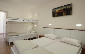 Gid‘onaHI - Maayan Harod Hostel的带两张双层床的客房中的两张床