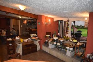 瓜达拉哈拉拉麦森德索酒店的厨房配有餐桌和食物