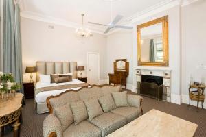 悉尼恒达精品酒店的客厅配有床和沙发