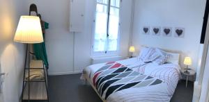 圣吉欧梅斯Maison Bernadette - Rez-de-chaussée的一间卧室配有一张带斑马毯的床