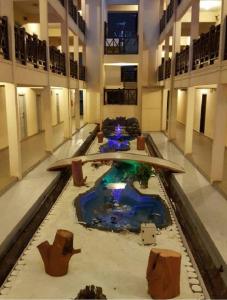 关丹马来西亚关丹斯里酒店的大型客房,位于大楼中央,设有游泳池