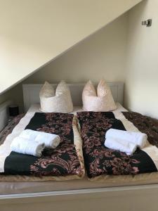 陶努斯的孔宁斯泰因Luxus Residenz Königstein的两张彼此相邻的床,配有枕头