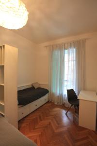 尼斯Seaflat in Nice的一间卧室设有一张床、一个窗口和一把椅子