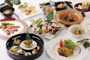 登别旅亭花由良日式旅馆 的一张桌子上放着许多盘子的食物