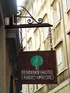 的里雅斯特Boutique Hotel Albero Nascosto的挂在建筑物一侧的标志