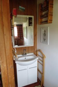 费尔森-需德维拉兹梅尔迪克酒店的浴室设有白色水槽和镜子