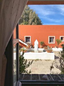 塔里法科尔蒂霍萨尔瓦多波苏埃罗酒店的享有带橙色墙壁的建筑景致