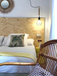 塔里法科尔蒂霍萨尔瓦多波苏埃罗酒店的一间卧室配有床、长凳和台灯