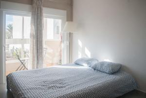 科斯塔德安提瓜Fuerteventura Park的卧室配有一张带两个枕头的床和窗户