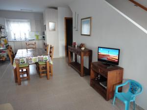 阿瓜阿马加Comodidad en AGUAMARGA!的客厅配有电视和桌椅