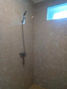 乌布Murdhasari的浴室内配有淋浴和头顶淋浴