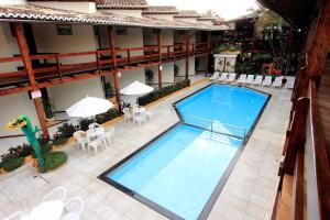 塞古罗港Hotel Adriattico的享有酒店游泳池的顶部景色