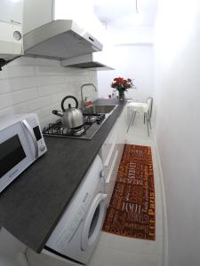 斯培西亚Interno5 Apartment的厨房配有洗衣机和微波炉。