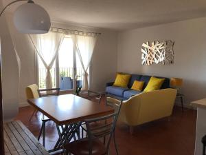 泰晤勒·苏尔·梅尔Residence port la galere的客厅配有沙发和桌子