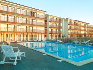 拉特斯特德布赫拉特斯特全套房酒店 - 阿卡雄湾的大楼前设有游泳池的酒店