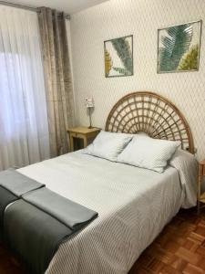 巴基奥Lauramer Apartamento Bakio的一间卧室配有一张带白色床单的大床