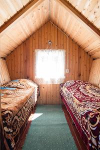 考克西Kauksi Campsite的带窗户的客房内的两张床