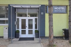 布拉迪斯拉发布拉迪斯拉发旅舍的一座医院大楼,有白色的门和标志