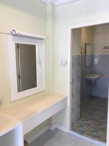 乔木提恩海滩泰国兰花经济型酒店的一间带水槽、淋浴和镜子的浴室