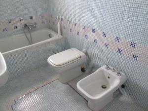 塔维亚诺Casa Con Vista的浴室配有卫生间、浴缸和水槽。